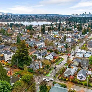 Skyline Blue House In Greenwood Holiday home Seattle